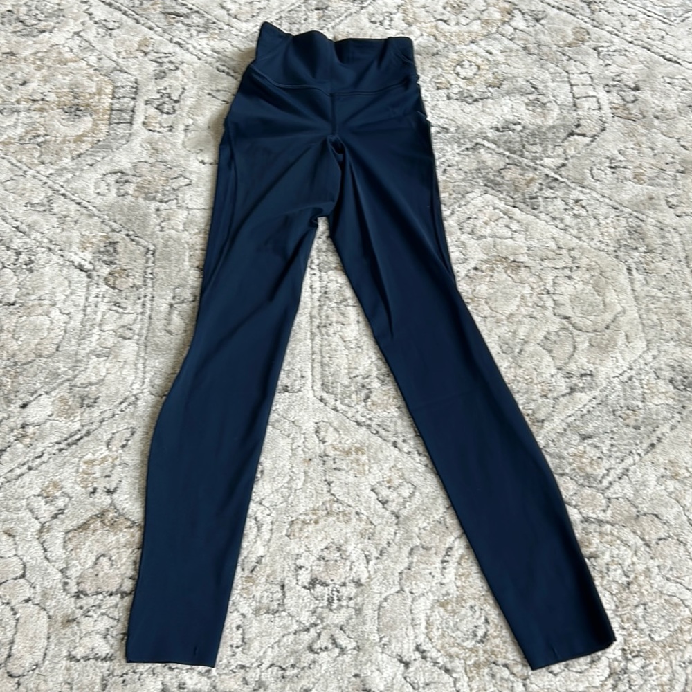 Navy Lululemon leggings… spandex (89% nylon/ 11% elastane) Size 0